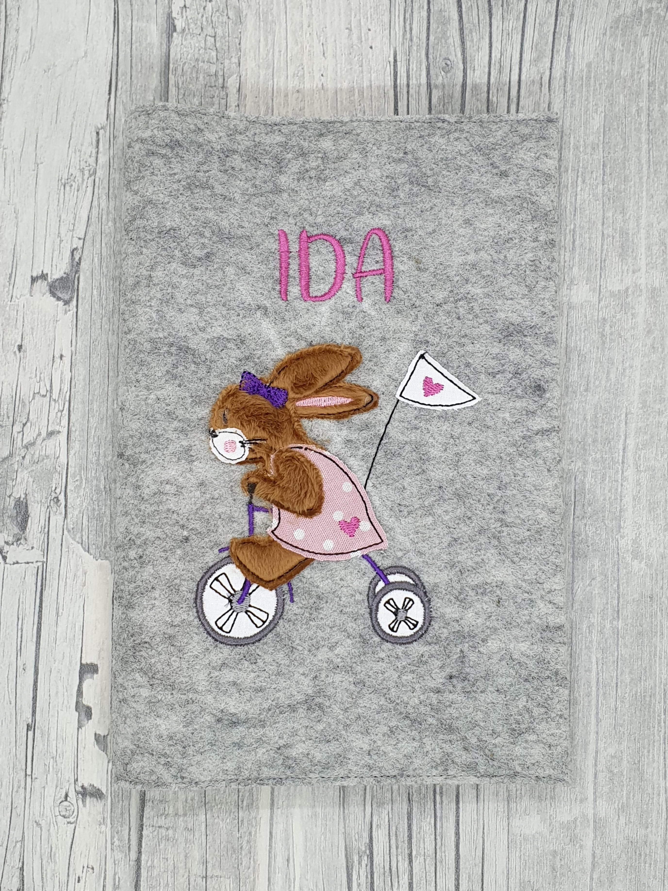 Uhefthülle Wollfilz - Hasen - Mädchen Dreirad + Name, Stickerei