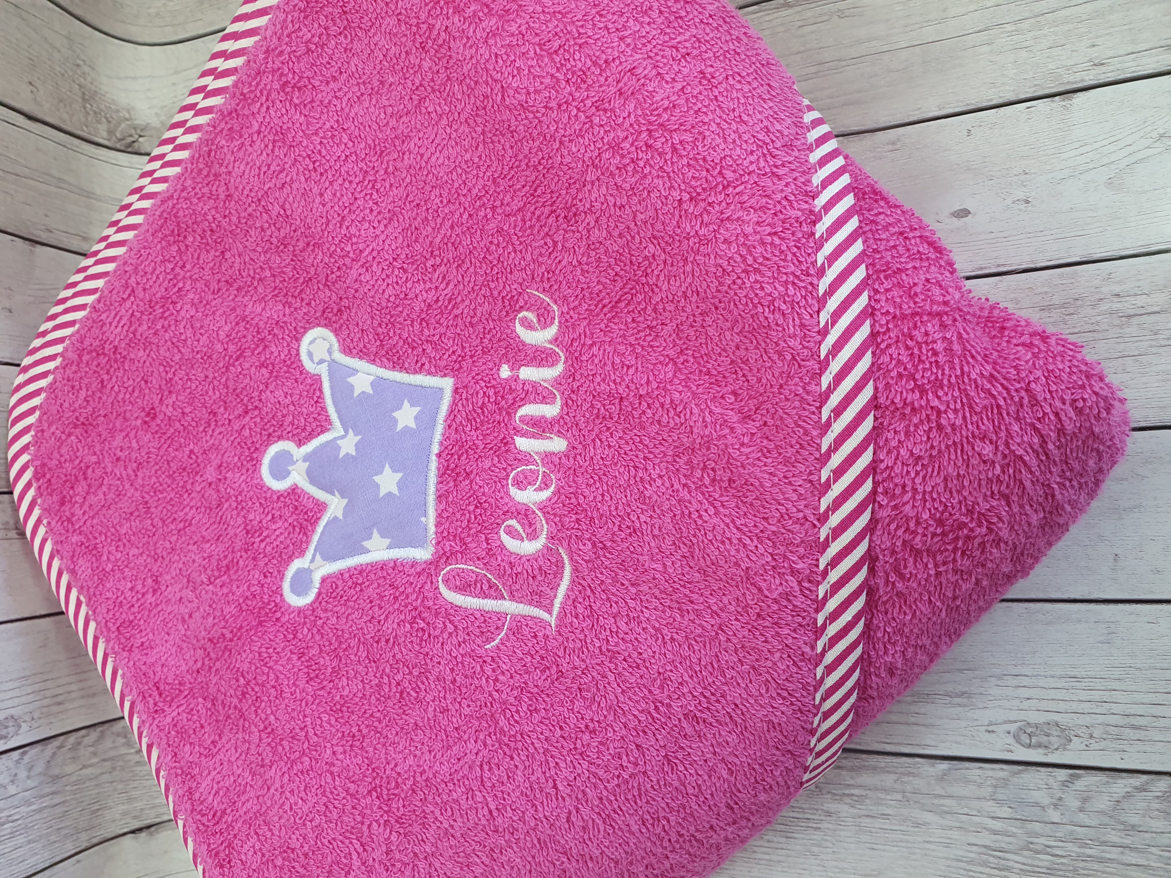 Kapuzenhandtuch 100x100cm - Stickerei Name, Krone