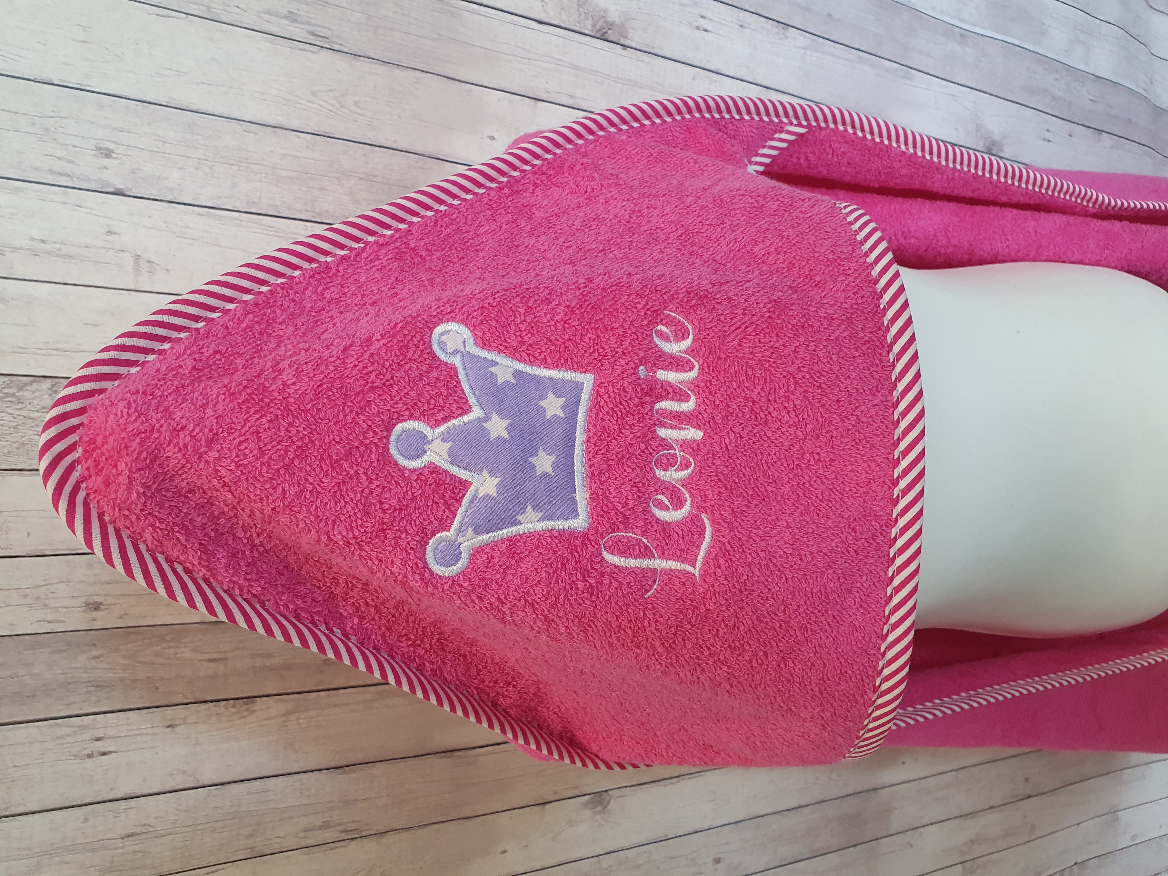 Kapuzenhandtuch 100x100cm - Stickerei Name, Krone